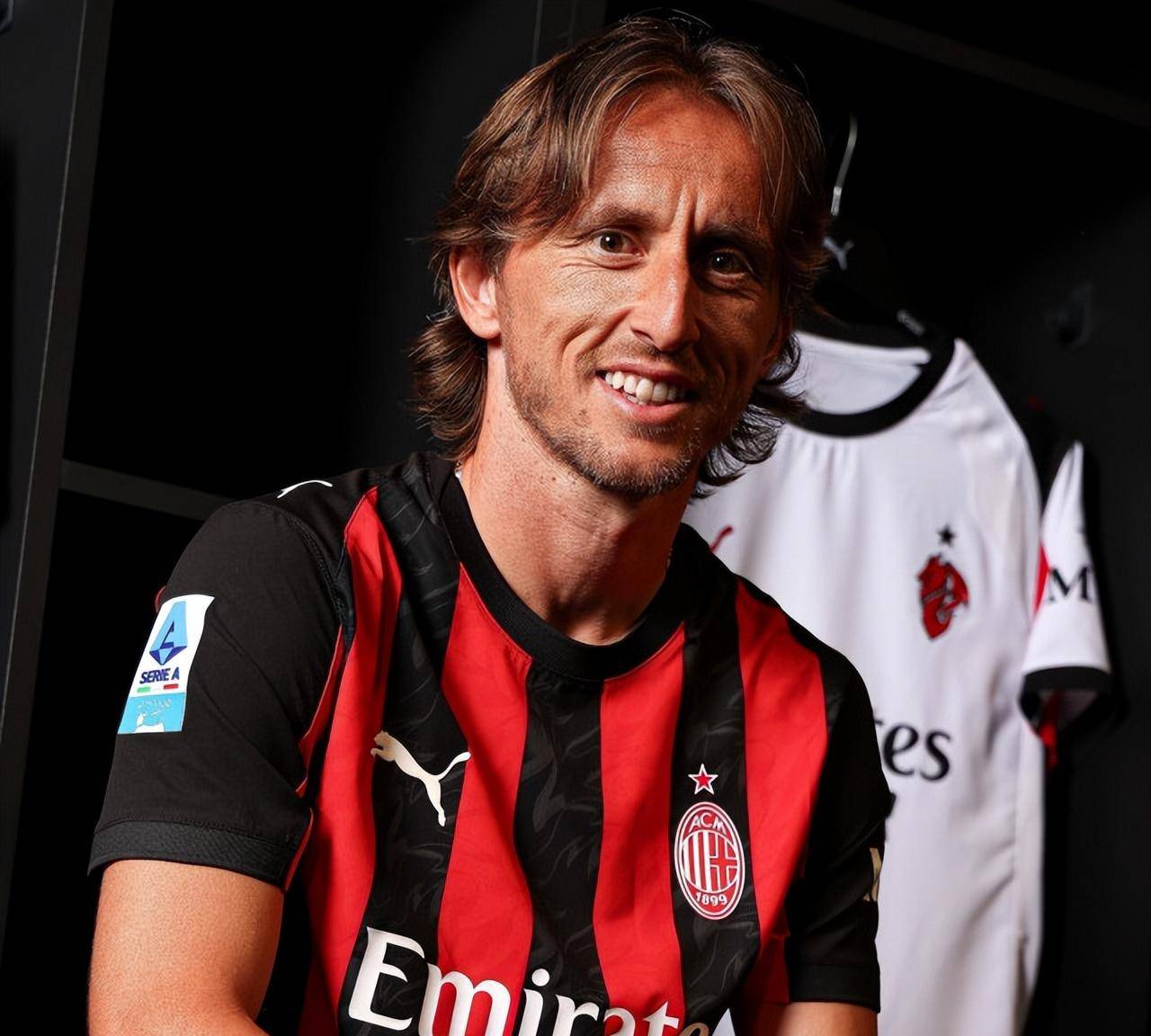 为什么棒球运动员在比赛中需要频繁调整打击手套的松紧